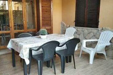 Жильё для туристов Appartamento Al Mare Solanas