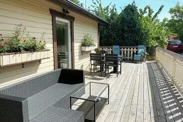 Apartamente turistice Small Cottage In The Heart Of Hollviken