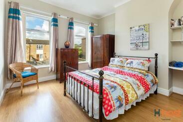 דירות לתיירים Host Liverpool   Quirky Retro Home