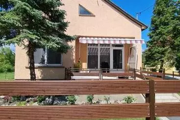 ツーリストアパートメント Két Szobás, Teraszos, Kertes Vendégház