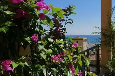 آپارتمانهای توریستها Sea View Penthouse With Beautiful Terrace Casa Verdi Jayanti