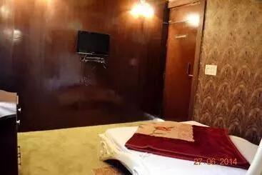 פנסיון Lucky Restaurant & Guest House