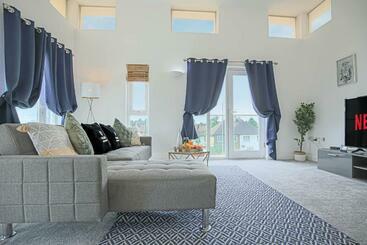 游客公寓 Duplex 2 Bedroom Apartment   Close To City Centre   Balcony, Free Parking, Fast Wifi & Smart Tvs By