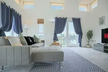 ツーリストアパートメント Duplex 2 Bedroom Apartment   Close To City Centre   Balcony, Free Parking, Fast Wifi & Smart Tvs By