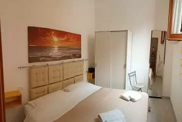 ツーリストアパートメント Roberto Guest House