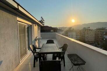 Appartamenti turistici Merkezde Mangal Olanağı Sunan Kullanışlı çatı Katı