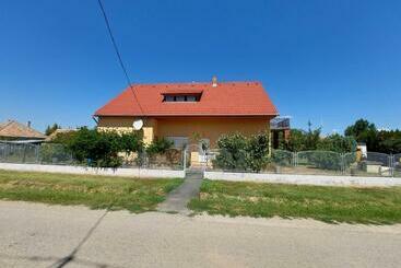 Жильё для туристов Schönes Ferienhaus Mit Grossem Pool 1200 M Zum Balaton