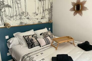 شقق خاصة سياحية Studio Pour 2 Avec Terrasse Au Pied De La Cité : Ma Pierre à L’édifice