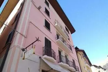 آپارتمان‌های توریست‌ها Graynite Old Village Apartment