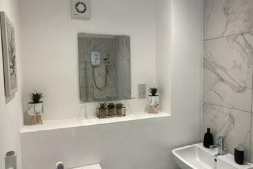 Жильё для туристов Quiet & Cosy Wollaton Bungalow, Large Garden, Near To Wollaton Deer Park