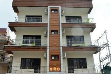 Hotel The Divine Oak Golden Leaf