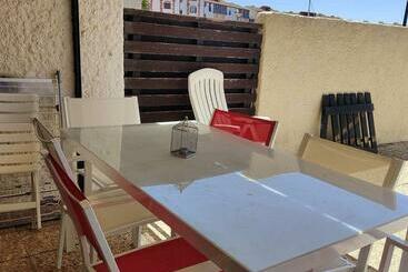 ツーリストアパートメント T2 En Bord De Mer Avec Terrasse, Piscine, Parking Privé Et Vue Sur Port Et Montagnes   Fr 1 195 95