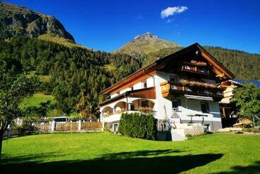 ツーリストアパートメント Appartment Elias