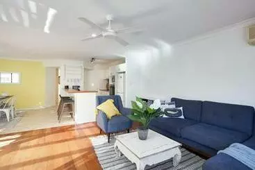 ツーリストアパートメント Large, Light, Dog Friendly Home 600m To Burleigh Beach