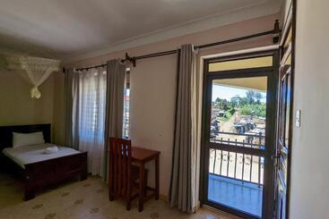 هتل Kasenene Legacy