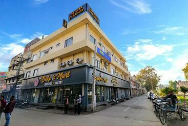 Otel Super Collection O Model Town Road Near Bus Stand Formerly Grey Paradise