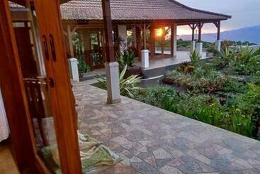 Hostel Manigelang Villa