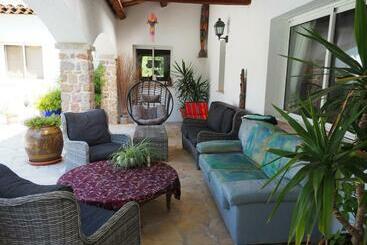 تختخواب و صبحانه A Relaxation Area Outside With Deckchairs Allows You To Sunbathe