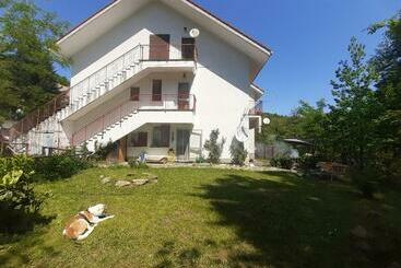 Turistlägenheter Appartamento Rustico In Collina Con Ampio Giardino