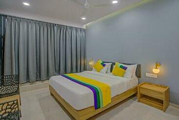 Itsy Hotels Natasha, Vesu, Surat