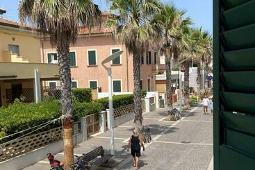 펜션 Bed And Parking Cecina Rooms