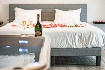 تختخواب و صبحانه Lovenest Marseille