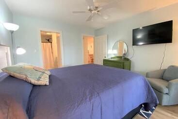 관광객 아파트 327 Palmetto Walk   Wine Down