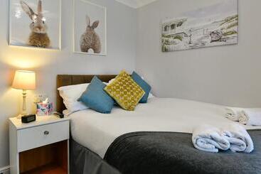 آپارتمان‌های توریست‌ها Free Parking   Heart Of The City   Superb Townhouse & Garden   Peaceful Area But Only 5min Walk To B