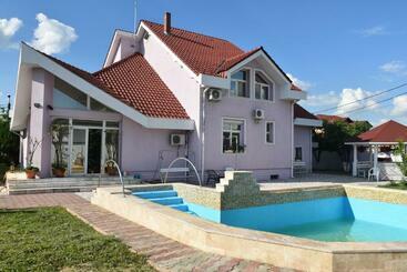 پانسیون Vila Angela Felix