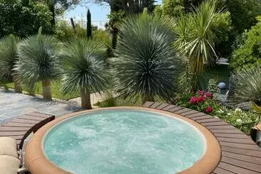 Pension Le Cherche Midi, Entre Nîmes, Le Pont Du Gard, Uzès, Arles