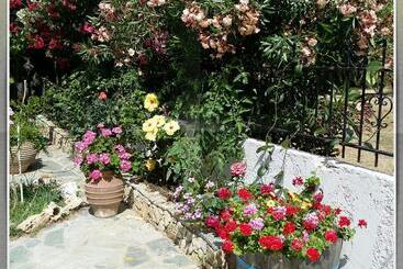 בקתות Olive Tree Cottages