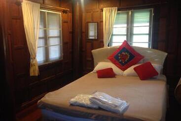 تختخواب و صبحانه Ruenthai Ampawa