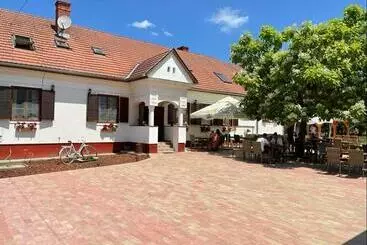 Aamiaismajoitus (B&B) Noble S Panzió és étterem