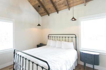 ホテル Farmhouse Suites By Amish Country Lodging