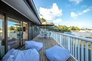 ツーリストアパートメント Skomer House   Stay Waiheke