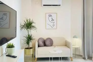 ツーリストアパートメント Alora Home   Hostatel