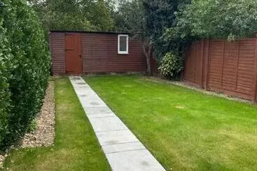 Turistihuoneistot Modern Ground Floor Garden Apartment With Parking