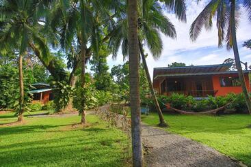 Appartamenti turistici Beachfront Villa Sea Breeze W Ac And Pool