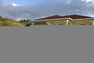 هتل Royale Hummingbird Cliff Resort