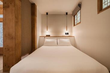 דירות לתיירים Luxury Hanok With Private Bathtub   Sn08
