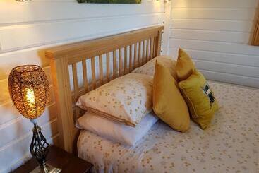 דירות לתיירים The Old Potting Shed With Hot Tub. Colan, Newquay