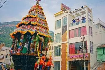 Hotelli Sri Sarvesha Residency Temple View