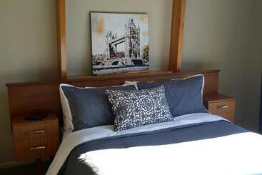 Жильё для туристов Mountain Chalet   National Park Township