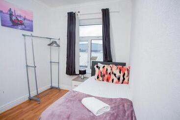 ツーリストアパートメント First House