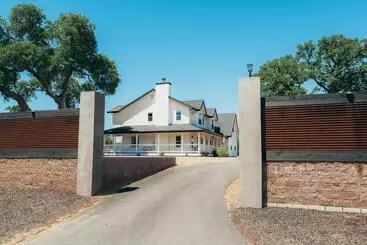آپارتمانهای توریستها Wine Country Modern Farmhouse With Heated Pool, Hot Tub, Cybertruck