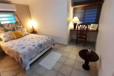 آپارتمانهای توریستها Chalet Charmant A Saint Joseph Avec Terrasse Et Jardin