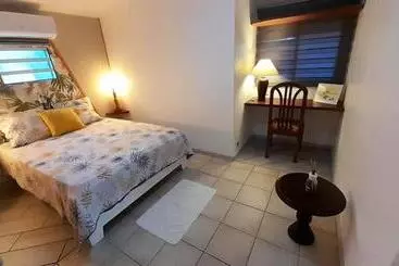 آپارتمان‌های توریست‌ها Chalet Charmant A Saint Joseph Avec Terrasse Et Jardin