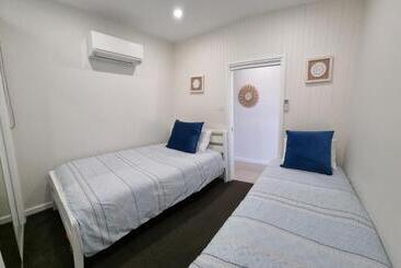 Жильё для туристов Dolphin Shores