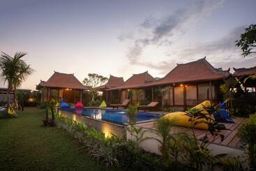 Bed and Breakfast Metangi Joglo House