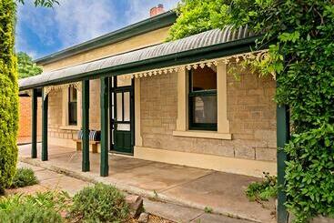 Bed and Breakfast Pembury Cottage